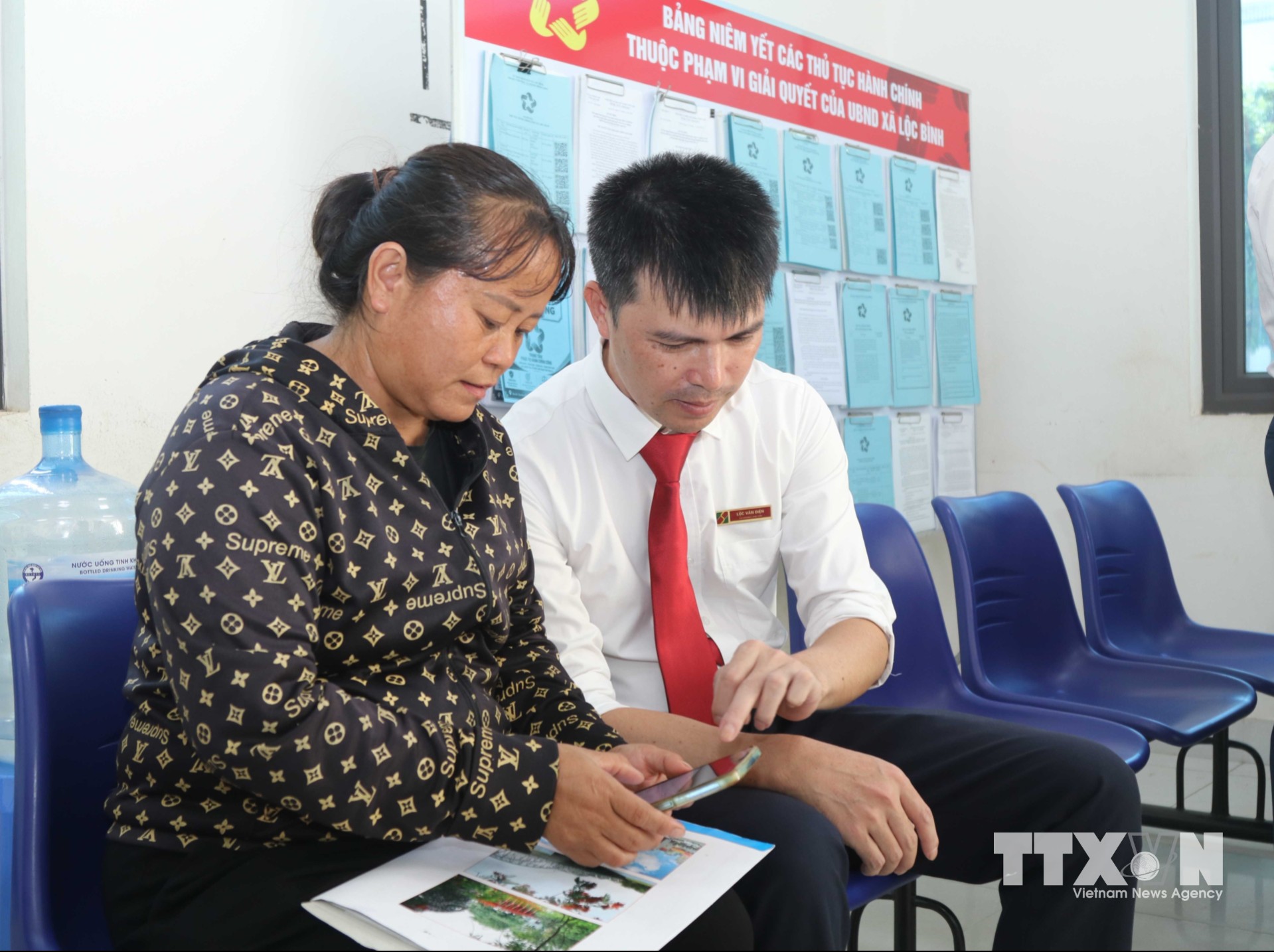 Người dân xã Lộc Bình được hướng dẫn sử dụng các tiện ích di động trên các nền tảng số. (Ảnh: Quang Duy/TTXVN)